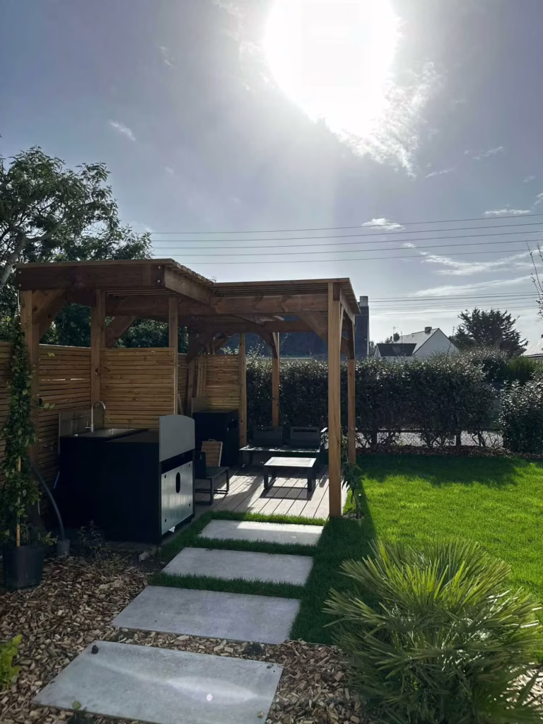 Allée en dalles menant à une pergola