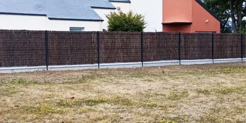 Clôture brise-vue posée en limite de jardin