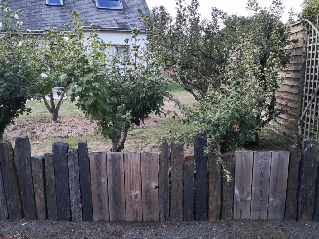 Clôture en traverses de bois