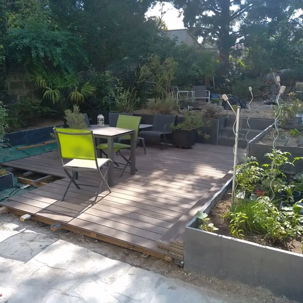 Après travaux : terrasse bois et bacs