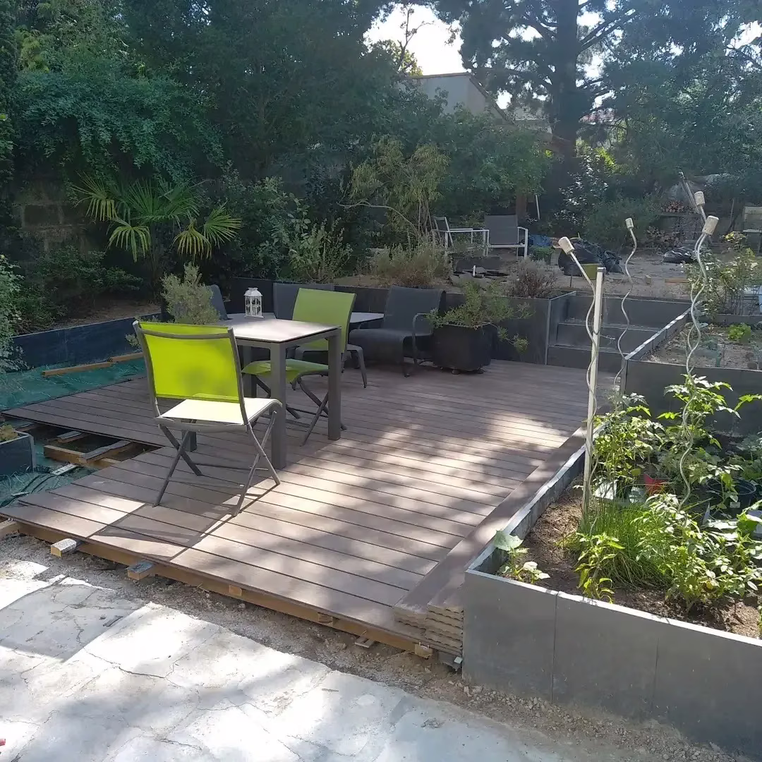 Après travaux : terrasse bois et bacs