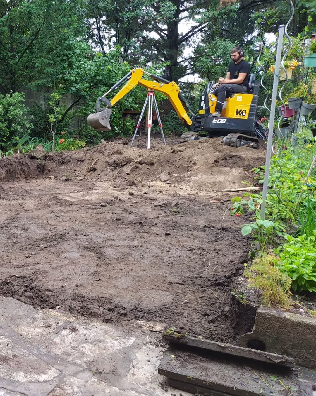 Avant travaux : terrassement à la mini-pelle