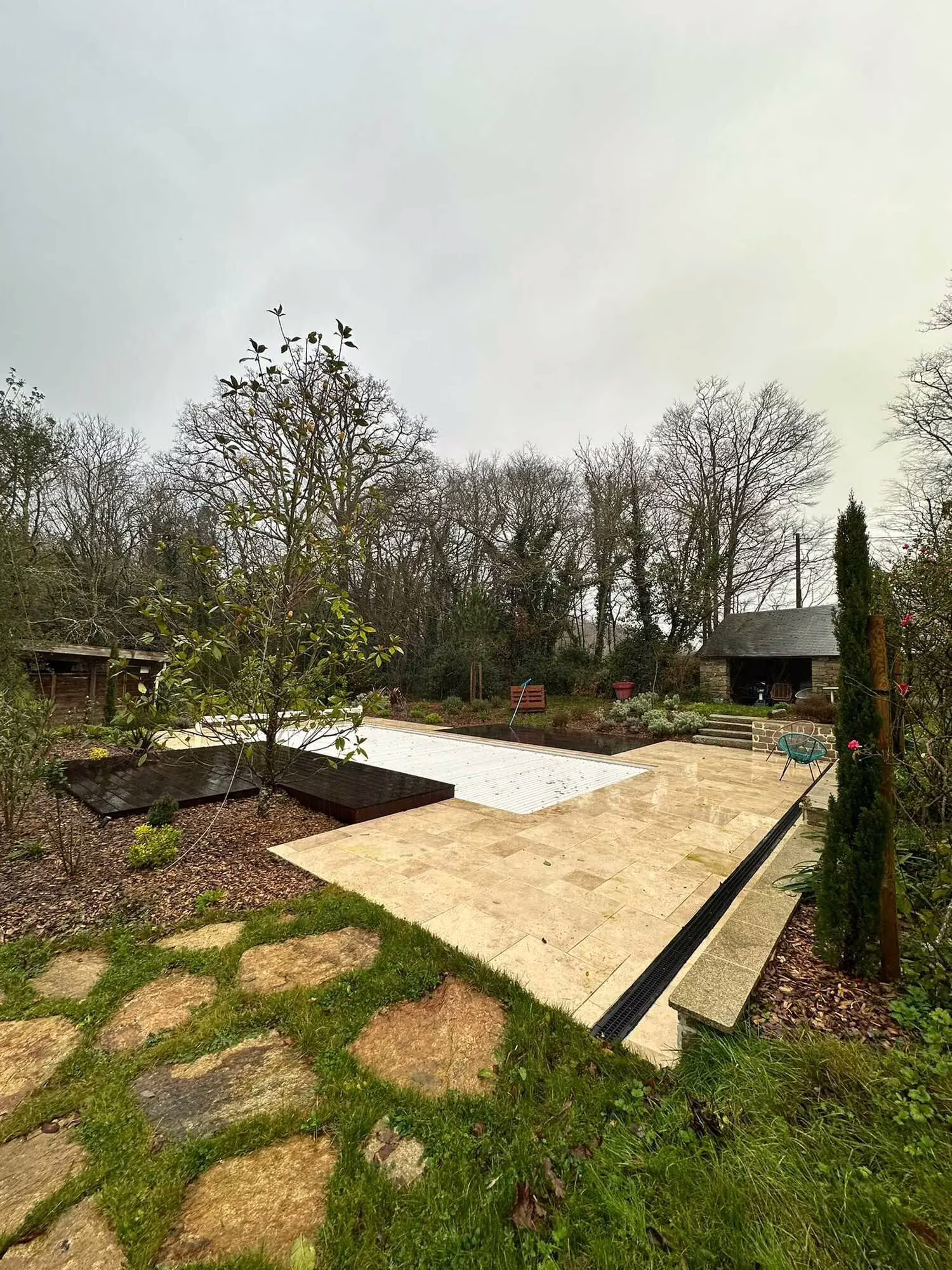 Contour de piscine en dallage pierre et pas japonais