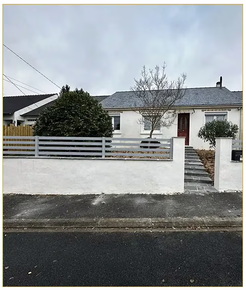 Muret enduit et clôture blanche côté rue