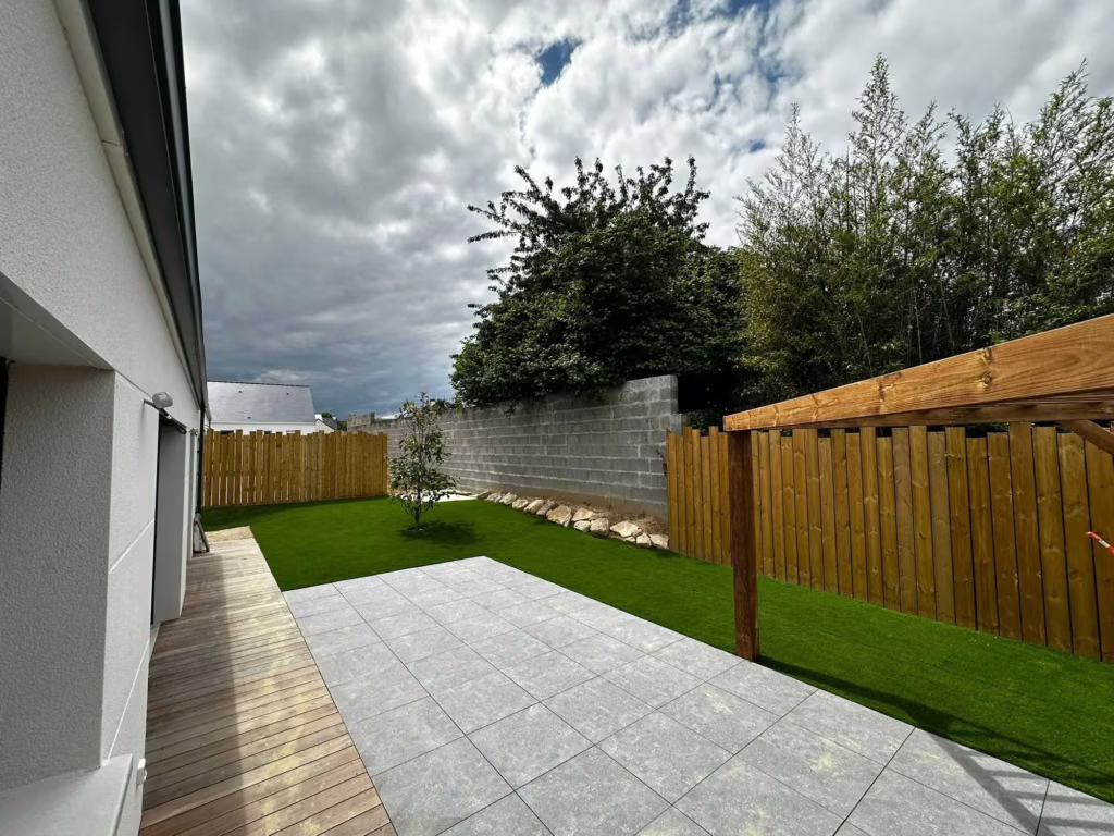 Palissade bois et terrasse en dalles