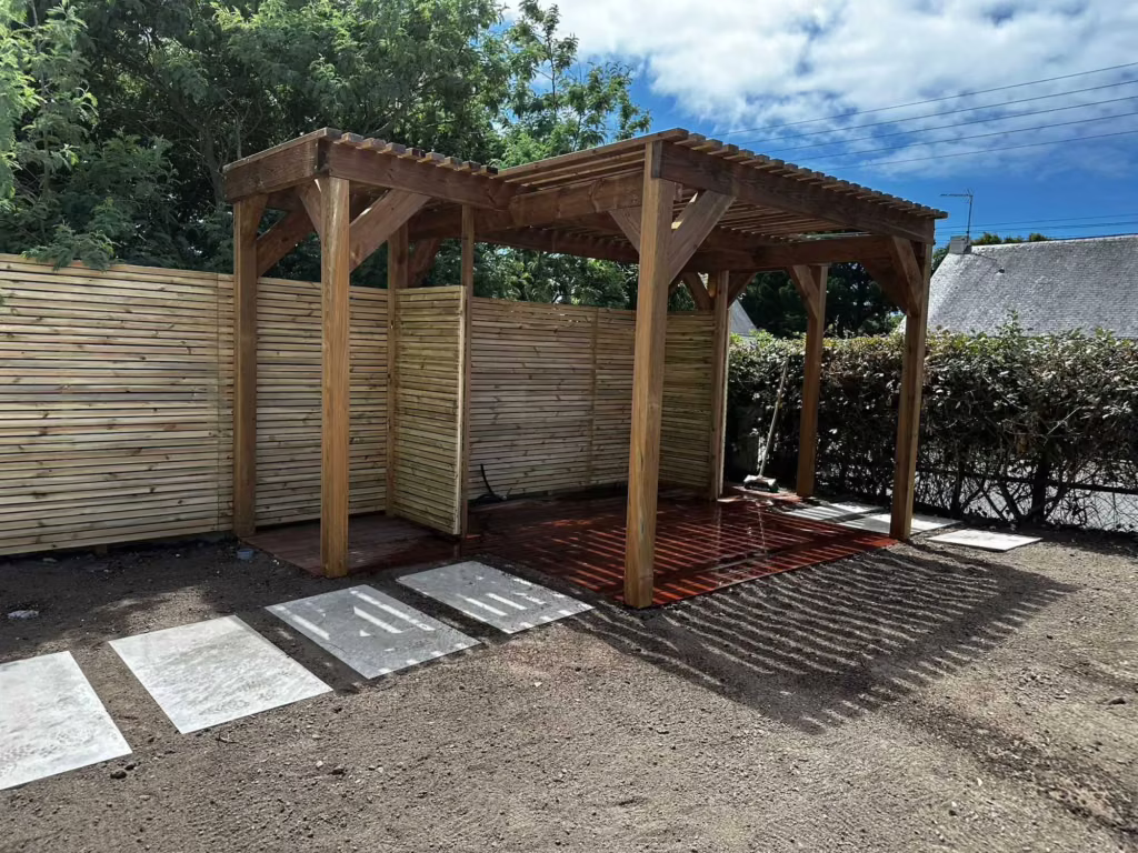 Pergola en bois et pas japonais en dalles