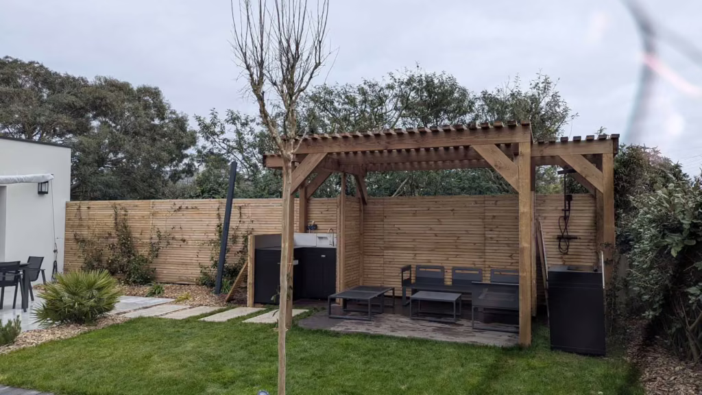 Pergola en bois avec salon de jardin