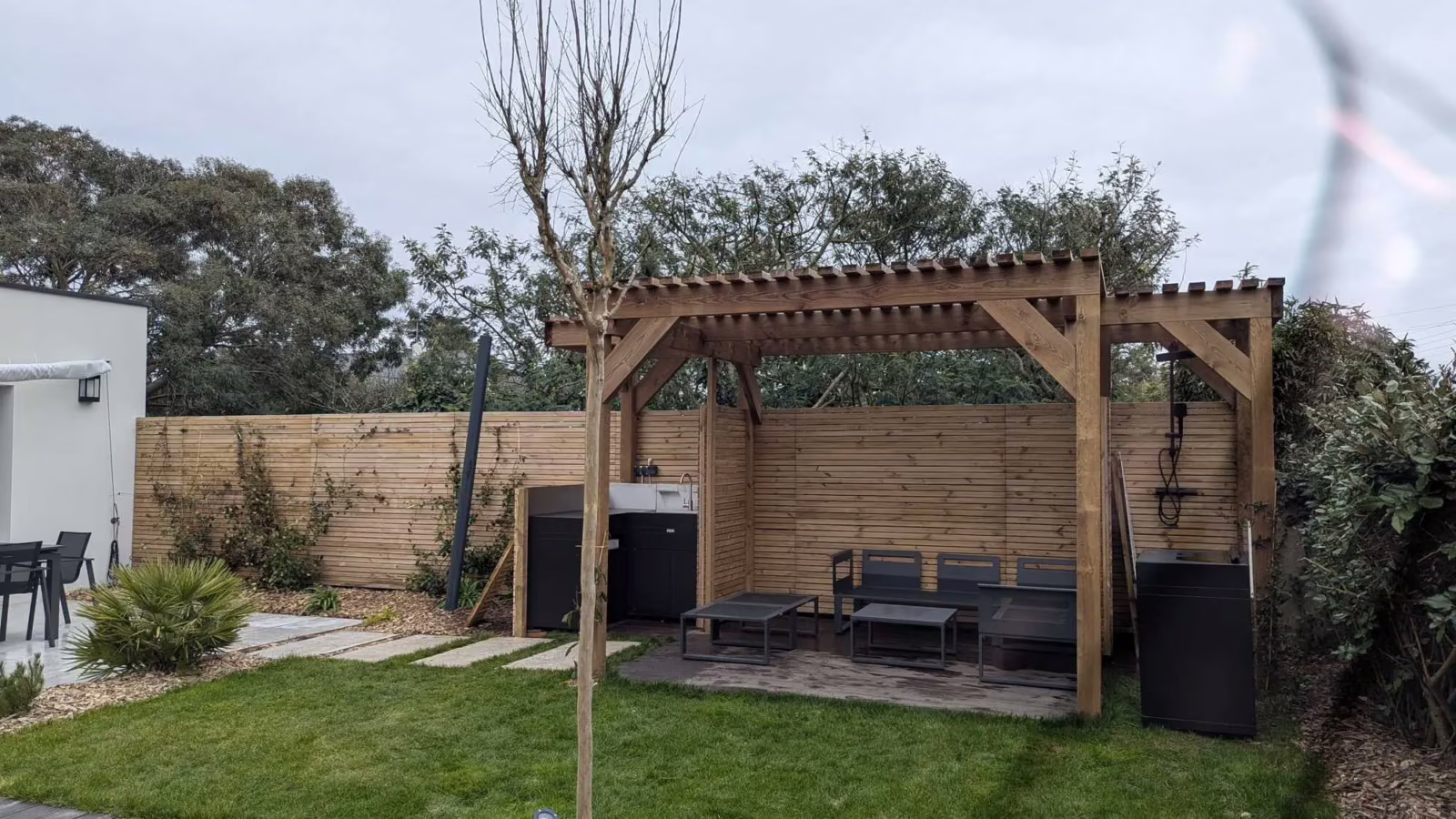 Pergola en bois avec salon de jardin