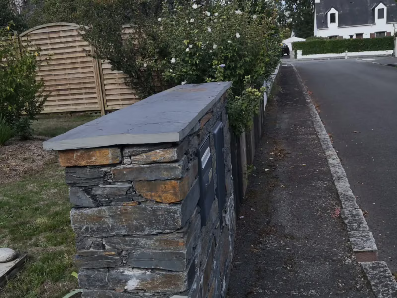 Pilier en pierre de schiste en limite de propriété