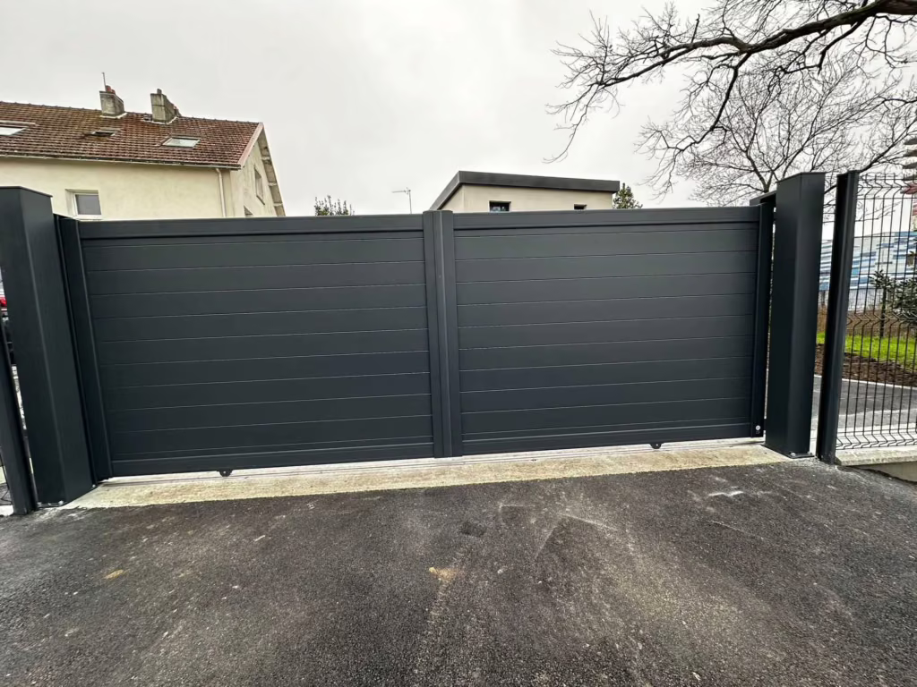 Portail coulissant anthracite posé