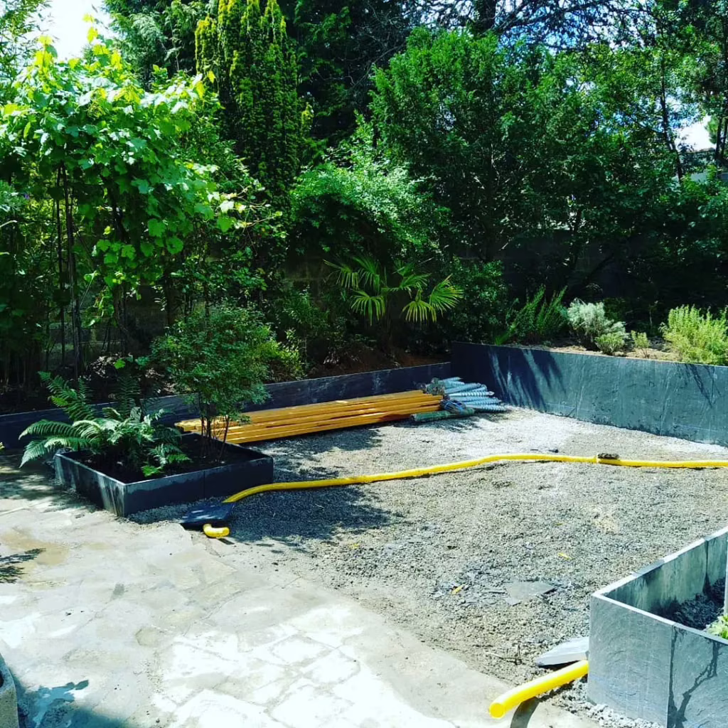 Potager en bacs acier et allée gravillonnée à Orvault