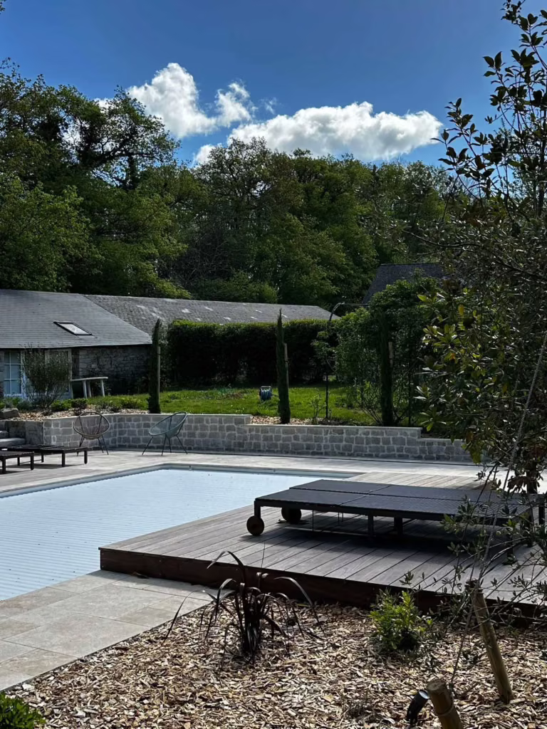 Terrasse en bois en bord de piscine