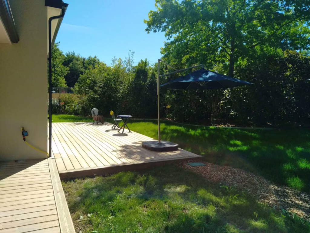 Terrasse bois dans un jardin arboré