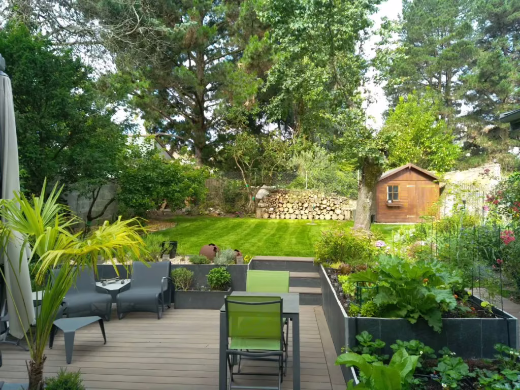 Terrasse bois, salon de jardin et potager